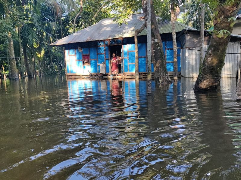 লক্ষ্মীপুরে এখনো ডুবে আছে গ্রামের পর গ্রাম। সদর উপজেলার বাঙ্গাখা ইউনিয়নের হোগলডরী গ্রামের অনেক পরিবার এখনো পানিবন্দী। আজ দুপুরে তোলা